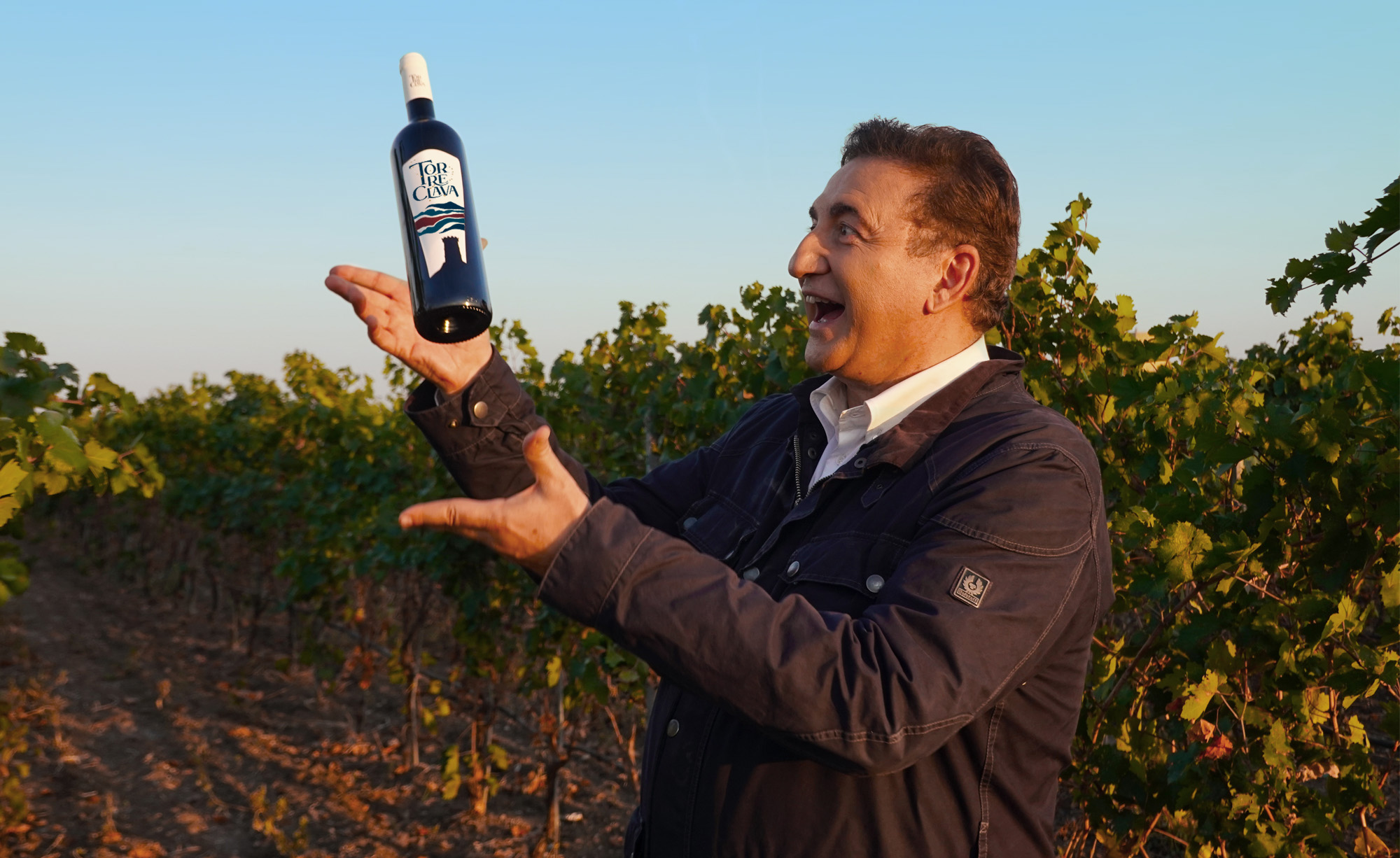 Roberto Giacobbo con il suo vino Torreclava